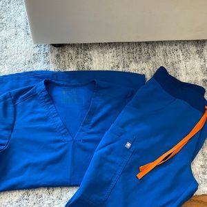 Alps Blue Figs: Three-pocket top size XS & Kade Cargo bottom size S